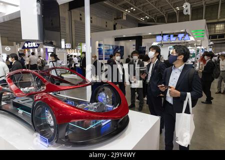 Yokohama, Japon. 25th mai 2022. Les visiteurs de l'exposition d'ingénierie automobile 2022 à Pacifico Yokohama regardent le stand d'exposition de NSK, producteur de roulements et de machines de précision. Avec le passage des voitures à essence aux véhicules électriques, l'industrie automobile est confrontée à de nouveaux défis et alimente l'innovation technologique et la durabilité en matière de changement climatique et d'attentes sociétales. Les leaders mondiaux de la technologie se réunissent du 25th au 27th mai 2022 à Yokohama, au Japon, pour présenter leurs derniers produits et solutions commerciales. Crédit : SOPA Images Limited/Alamy Live News Banque D'Images