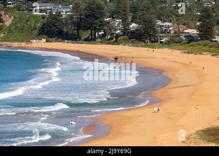 Newport Beach banlieue de Sydney avec plage de sable et surfeurs sur le sable, et la côte, Sydney, NSW, Australie lors d'une journée d'automne ensoleillée Banque D'Images