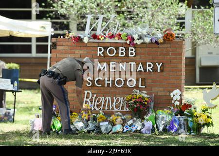 Uvalde, TX, États-Unis. 25th mai 2022. Un officier de la sécurité publique du Texas place des mémoriaux à l'extérieur de l'école élémentaire Robb, dans le sud d'Uvalde, où un tireur seul a tué 19 écoliers et 2 enseignants le 24 mai 2022 (Credit image: © Bob Daemmrich/ZUMA Press Wire) Credit: ZUMA Press, Inc./Alay Live News Banque D'Images