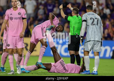 Orlando, Floride, États-Unis. 25 mai 2022: Le défenseur inter Miami AIMÃ‰ MABIKA (12) reçoit l'aide d'un coéquipier pour un camp lors du match de football MLS Orlando City vs Inter Miami au stade Exploria à Orlando, FL, le 25 mai 2022. (Credit image: © Cory Knowlton/ZUMA Press Wire) Credit: ZUMA Press, Inc./Alamy Live News Banque D'Images