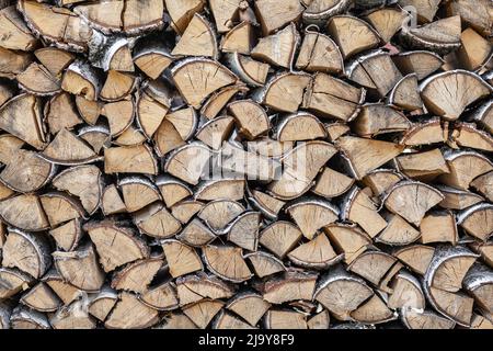 Bois de chauffage fond de bois haché pour allumer et chauffer la maison gros plan. Une pile de bois avec bois de chauffage empilé. La texture du bouleau. bann Banque D'Images