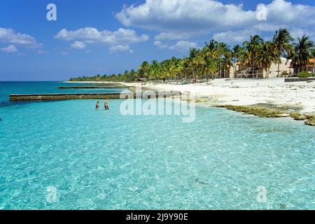 Touristen in der Lagune am Strand vom Resort Maria la Gorda, Pinar del Rio, Kuba, Karibik | touristes dans le lagon à la plage de Maria la Gorda reso Banque D'Images