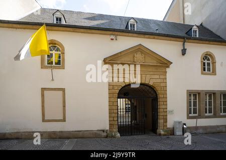 Luxembourg, mai 2022. Vue extérieure de l'édifice de l'église catholique archidiocèse en centre-ville Banque D'Images