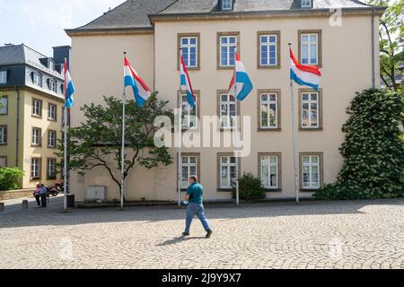 Luxembourg, mai 2022. Certains drapeaux luxembourgeois devant un immeuble du centre-ville Banque D'Images