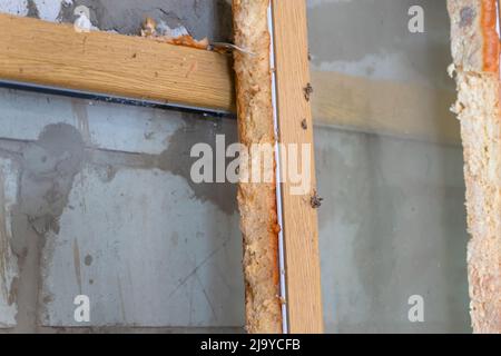 Mousse de montage sur une fenêtre en plastique démontée. Moussage de la fenêtre périphérique pour éliminer la perte de chaleur Banque D'Images