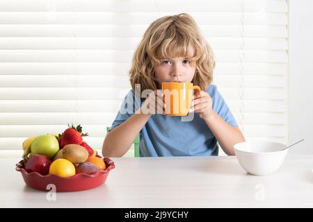 Les enfants mangent des aliments biologiques. Des légumes sains avec des vitamines. Concept de nutrition approprié pour les enfants. Banque D'Images