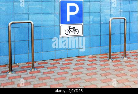 Parking en métal pour vélos avec signalisation routière. Parking vide dans la rue de la ville Banque D'Images