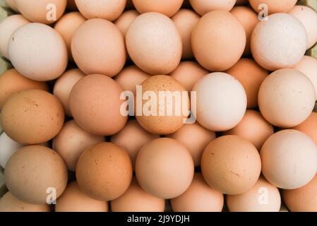 Œufs couchés les uns sur les autres dans un supermarché à vendre. Banque D'Images