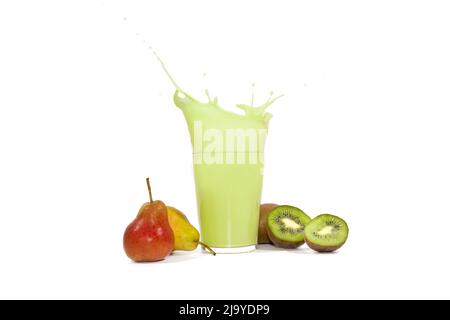 Verre de jus de kiwi avec des poires et des kiwis Banque D'Images