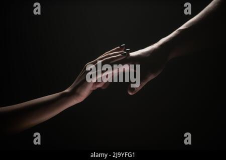 Deux mains au moment de l'adieu. Les mains de retenue des relations. Aidez vos amis à passer des moments difficiles. Geste de sauvetage, soutien, amitié et Banque D'Images