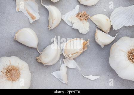 bulbe d'ail et clous de girofle sur une surface grise rustique et tachetée. Banque D'Images