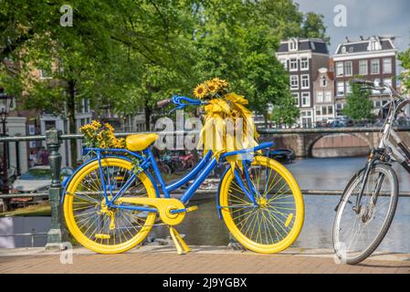 Amsterdam, pays-Bas, mai 2022. Un vélo décoré de fleurs contre la rampe d'un pont à Amsterdam. Photo de haute qualité Banque D'Images