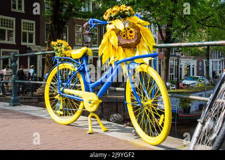 Amsterdam, pays-Bas, mai 2022. Un vélo décoré de fleurs contre la rampe d'un pont à Amsterdam. Photo de haute qualité Banque D'Images