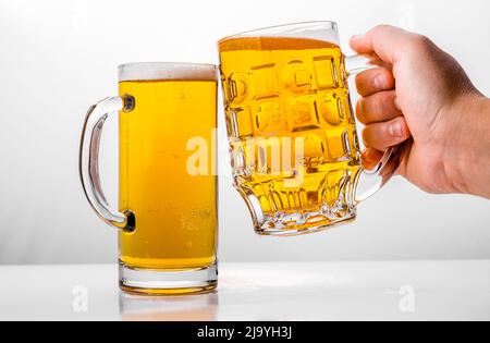 Deux chopes de bière fraîche à l'aide de la mousse. Banque D'Images