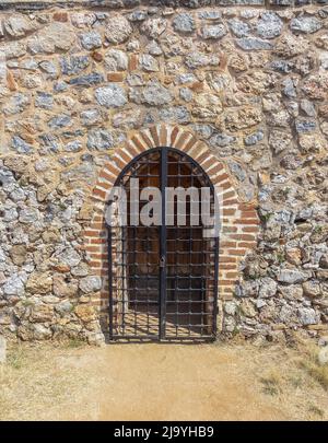 Porte dans un ancien bâtiment en pierre. Banque D'Images