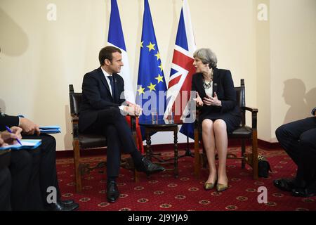 La première ministre britannique Theresa May et le président français Emmanuel Macron ont parlé lors d'une réunion bilatérale au Sommet des chefs d'État et de gouvernement des G7, le groupe des économies les plus industrialisées, plus l'Union européenne, le 26 mai 2017 à Taormina, en Sicile Banque D'Images