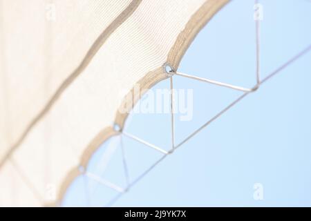 Parasol de plage sur corde étirée à proximité. Parasol de qualité Banque D'Images
