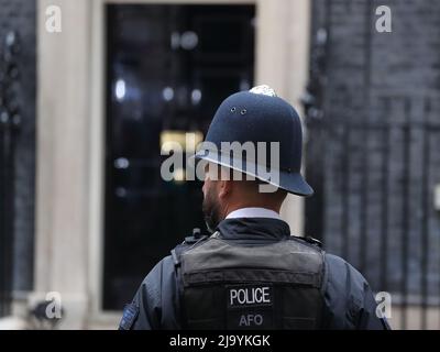 Un policier en uniforme debout devant Downing Street No 10, Westminster, Londres, Royaume-Uni Banque D'Images