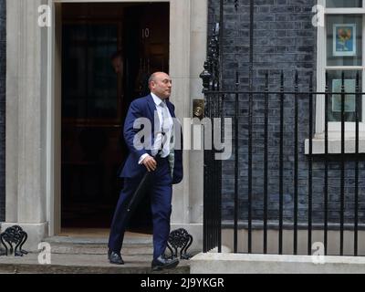 Londres, Royaume-Uni. 25th mai 2022. Le conseiller commercial en chef du Premier ministre Andrew Griffith quitte le 10 Downing Street pour le PMQ le jour de la publication du rapport Sue Gray. Banque D'Images