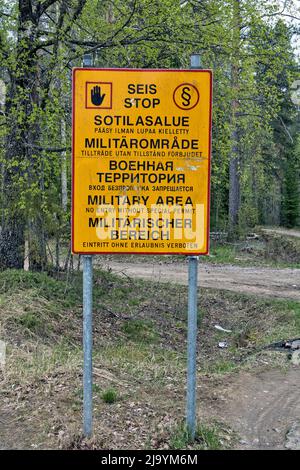 Zone militaire affiche de non-signalisation en finnois, suédois, russe, anglais et allemand, Finlande Banque D'Images