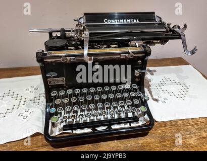 Ancienne machine à écrire sur une table en bois. Gros plan. Vieille machine à écrire antique debout sur une table en bois. gros plan. 21 mai 2022 Banque D'Images