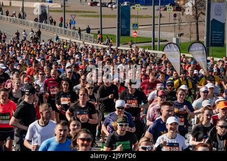 Kazan, Russie - 17 mai 2022 : les athlètes des coureurs de groupe courent lors du marathon de Kazan Banque D'Images