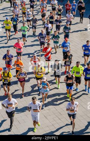 Kazan, Russie - 17 mai 2022 : les athlètes des coureurs de groupe courent lors du marathon de Kazan Banque D'Images