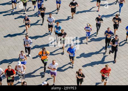 Kazan, Russie - 17 mai 2022 : les athlètes des coureurs de groupe courent lors du marathon de Kazan Banque D'Images