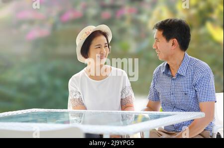 Homme asiatique d'âge moyen, libre à sa femme Banque D'Images
