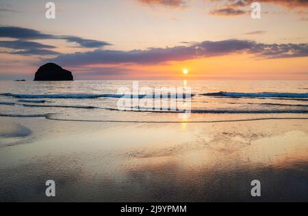 Trebarwith Strand au coucher du soleil à Cornwall, England, UK Banque D'Images