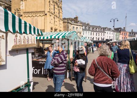 Acheteurs au marché extérieur samedi à Market place, Cirencester, Gloucestershire, Royaume-Uni Banque D'Images