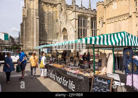 Acheteurs au marché extérieur samedi à Market place, Cirencester, Gloucestershire, Royaume-Uni Banque D'Images