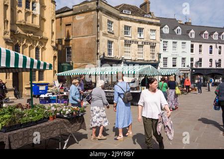 Acheteurs au marché extérieur samedi à Market place, Cirencester, Gloucestershire, Royaume-Uni Banque D'Images