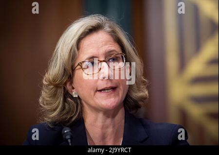 Lara E. Montecalvo se présente devant une audience de la Commission du Sénat sur la magistrature pour sa nomination au poste de juge du circuit des États-Unis pour le premier circuit, dans le bâtiment du bureau du Sénat Dirksen à Washington, DC, Etats-Unis, le mercredi 25 mai, 2022. Photo de Rod Lamkey/CNP/ABACAPRESS.COM Banque D'Images