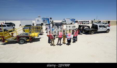 Les équipes de la NASA et de Boeing se préparent à l’atterrissage de l’engin spatial Boeing CST-100 Starliner dans le port spatial de la chaîne de tir de missiles White Sands, le mercredi 25 mai 2022, au Nouveau-Mexique. L'essai orbital Flight Test-2 (OFT-2) de Boeing est le deuxième essai en vol sans équipage de Starliner à la Station spatiale internationale dans le cadre du programme commercial Crew de la NASA. OFT-2 sert de test de bout en bout des capacités du système. Photo de Bill Ingalls/NASA via CNP/ABACAPRESS.COM Banque D'Images