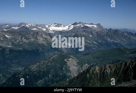 Panorama de montagne vers les dents du midi et le lac d'Emosson vu depuis la station de l'aiguille des Grands Montets. Argentière, France, 1990 Banque D'Images