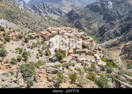 Situé à 2000m au-dessus du niveau de la mer et entouré de magnifiques vergers en terrasse, les villages jumeaux d'as Shuraija et Al Ain Banque D'Images