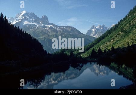 Au col des Montets. Les montagnes environnantes se reflètent dans un lac de montagne. Chamonix Mont blanc, haute Savoie, France, 1990 Banque D'Images