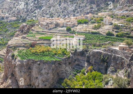 Situé à 2000m au-dessus du niveau de la mer et entouré de magnifiques vergers en terrasse, les villages jumeaux d'as Shuraija et Al Ain Banque D'Images