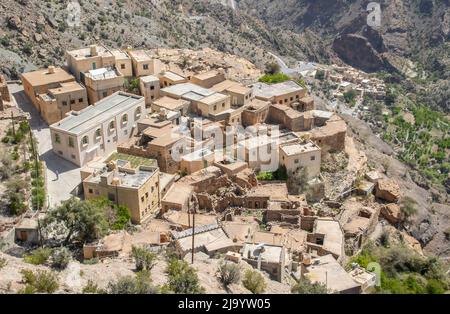 Situé à 2000m au-dessus du niveau de la mer et entouré de magnifiques vergers en terrasse, les villages jumeaux d'as Shuraija et Al Ain Banque D'Images