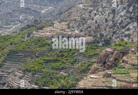 Situé à 2000m au-dessus du niveau de la mer et entouré de magnifiques vergers en terrasse, les villages jumeaux d'as Shuraija et Al Ain Banque D'Images