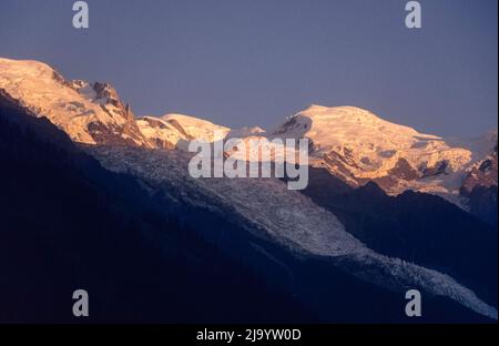 Mont Goûter blanc et Mont Maudit im Sonnenuntergang von Chamonix aus gesehen. Banque D'Images