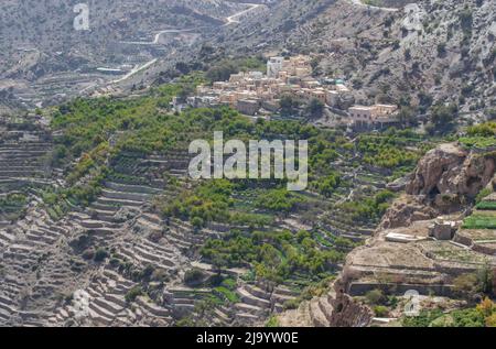 Situé à 2000m au-dessus du niveau de la mer et entouré de magnifiques vergers en terrasse, les villages jumeaux d'as Shuraija et Al Ain Banque D'Images