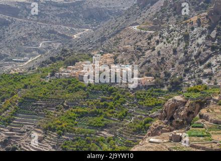 Situé à 2000m au-dessus du niveau de la mer et entouré de magnifiques vergers en terrasse, les villages jumeaux d'as Shuraija et Al Ain Banque D'Images