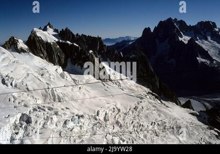 Vue depuis une télécabine du Mont-blanc panoramique jusqu'à la Pointe Helbronner sur la surface creusée des glaciers de la Vallée Blanche. Chamonix, 1990 Banque D'Images