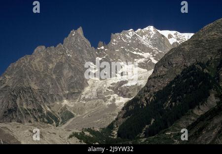 Glacier de Brenva et crête de Peuterey, massif du Mont blanc, vue depuis la sortie du tunnel du Mont blanc sur le côté italien de la vallée d'Aoste, Italie, 1990 Banque D'Images