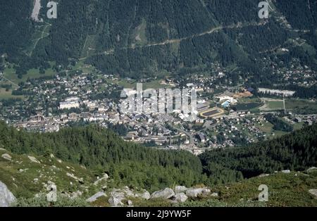 Chamonix depuis le Plan de l'aiguille, la gare centrale du téléphérique jusqu'à l'aiguille de midi. Chamonix-Mont-blanc, Frankreich, 1990 Banque D'Images