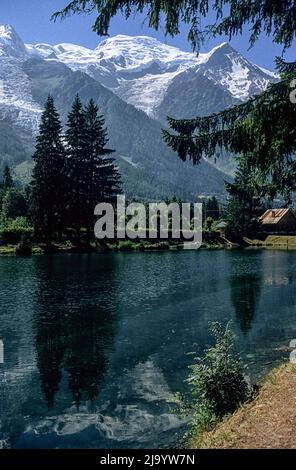 Au lac des Gaillands, le massif du Mont blanc avec le Mont blanc, l'aiguille du Goûter et le Dôme du Gouter se reflètent dans le lac. Chamonix, France, 1990 Banque D'Images