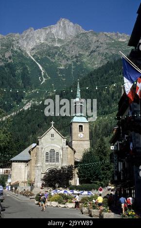 Église Saint-Michel de Chamonix-Mont-blanc, église paroissiale de Chamonix, avec le Brévènt en arrière-plan. Chamonix, haute Savoie, France, juillet 1990 Banque D'Images