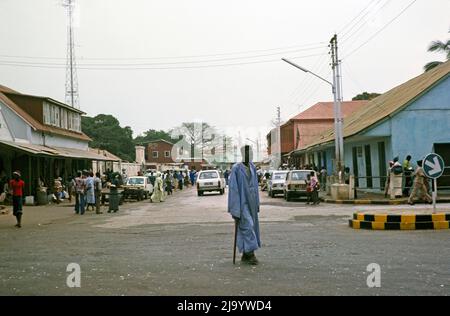 Personnes et voitures dans la rue animée du quartier central des affaires, Banjul, Gambie, Afrique, 1978 Banque D'Images